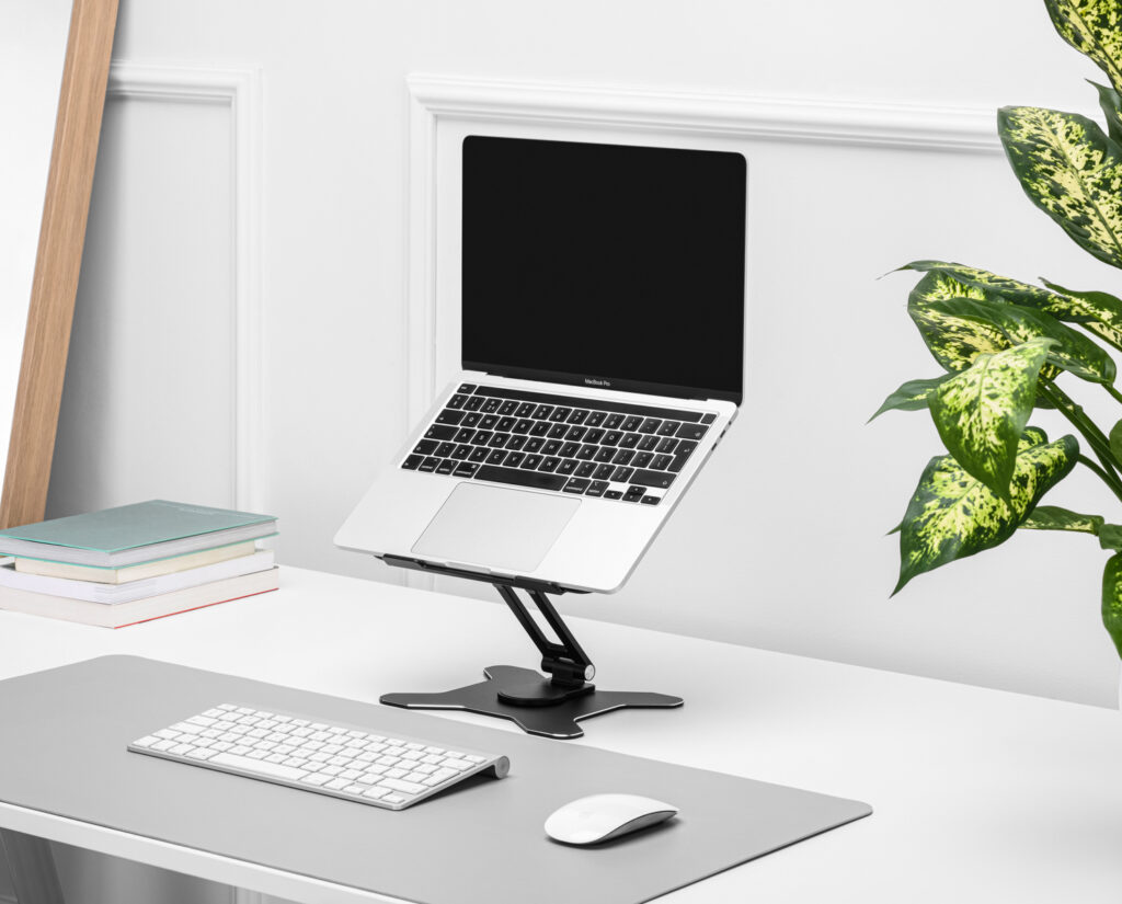 Productfoto laptop standaard bureau MacBook Magic Mouse apple sfeer interieur slaapkamer kantoor